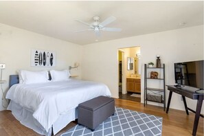 2 quartos, escrivaninha, ferros/tábuas de passar roupa