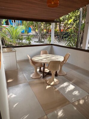 Suite económica, patio, vista al jardín | Área de sala de estar