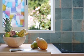 Fridge, microwave, oven, stovetop - Finca Pisaverde: Your Peaceful Retreat in Northern Tenerife (Tacoronte)