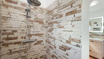 Shower, hair dryer, towels