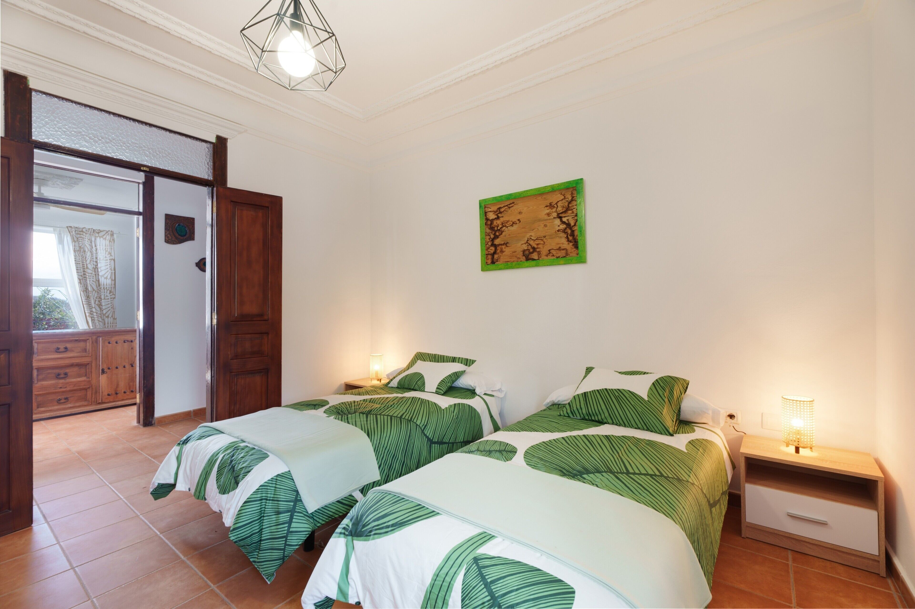 2 habitaciones, tabla de planchar con plancha y wifi gratis 