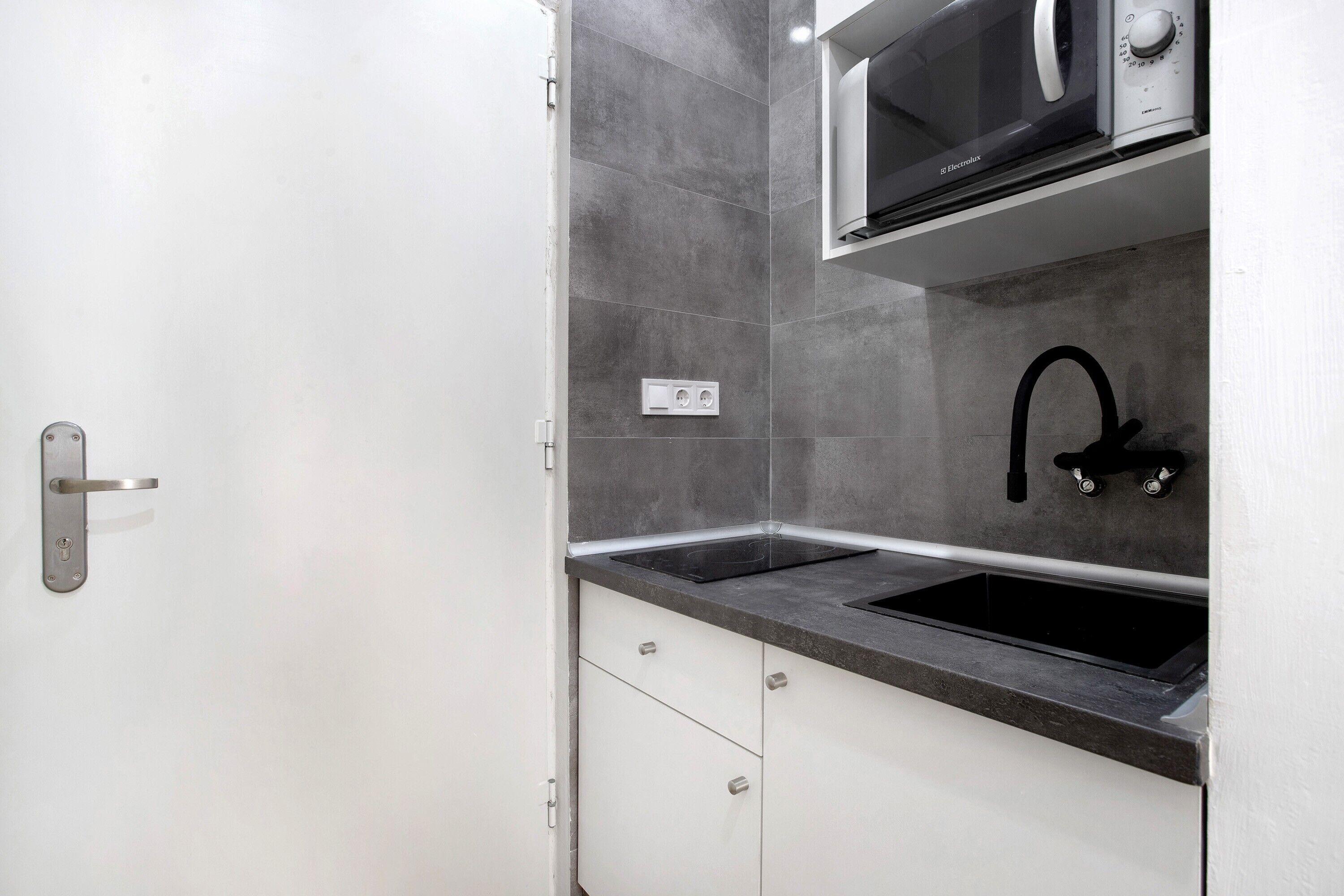 Kühlschrank, Mikrowelle, Herdplatte, Wasserkocher mit Kaffee-/Teezubehör