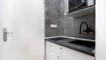 Kühlschrank, Mikrowelle, Herdplatte, Wasserkocher mit Kaffee-/Teezubehör