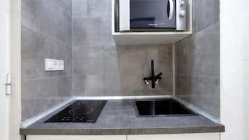 Kühlschrank, Mikrowelle, Herdplatte, Wasserkocher mit Kaffee-/Teezubehör