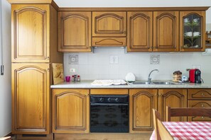 Køleskab, ovn, kogeplade, kaffe-/temaskine