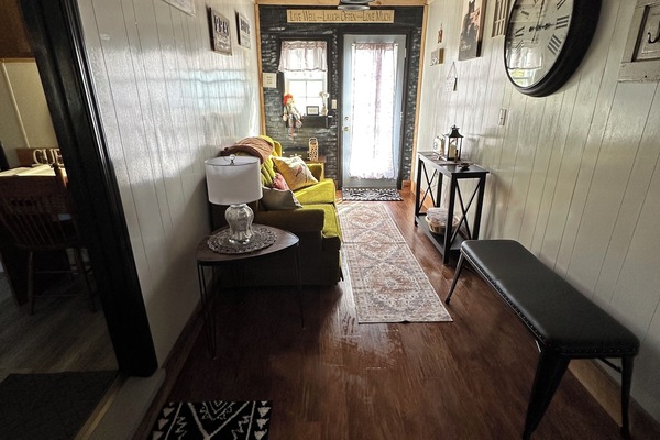 Smart TV, pebolim, mesa de pingue-pongue, livros