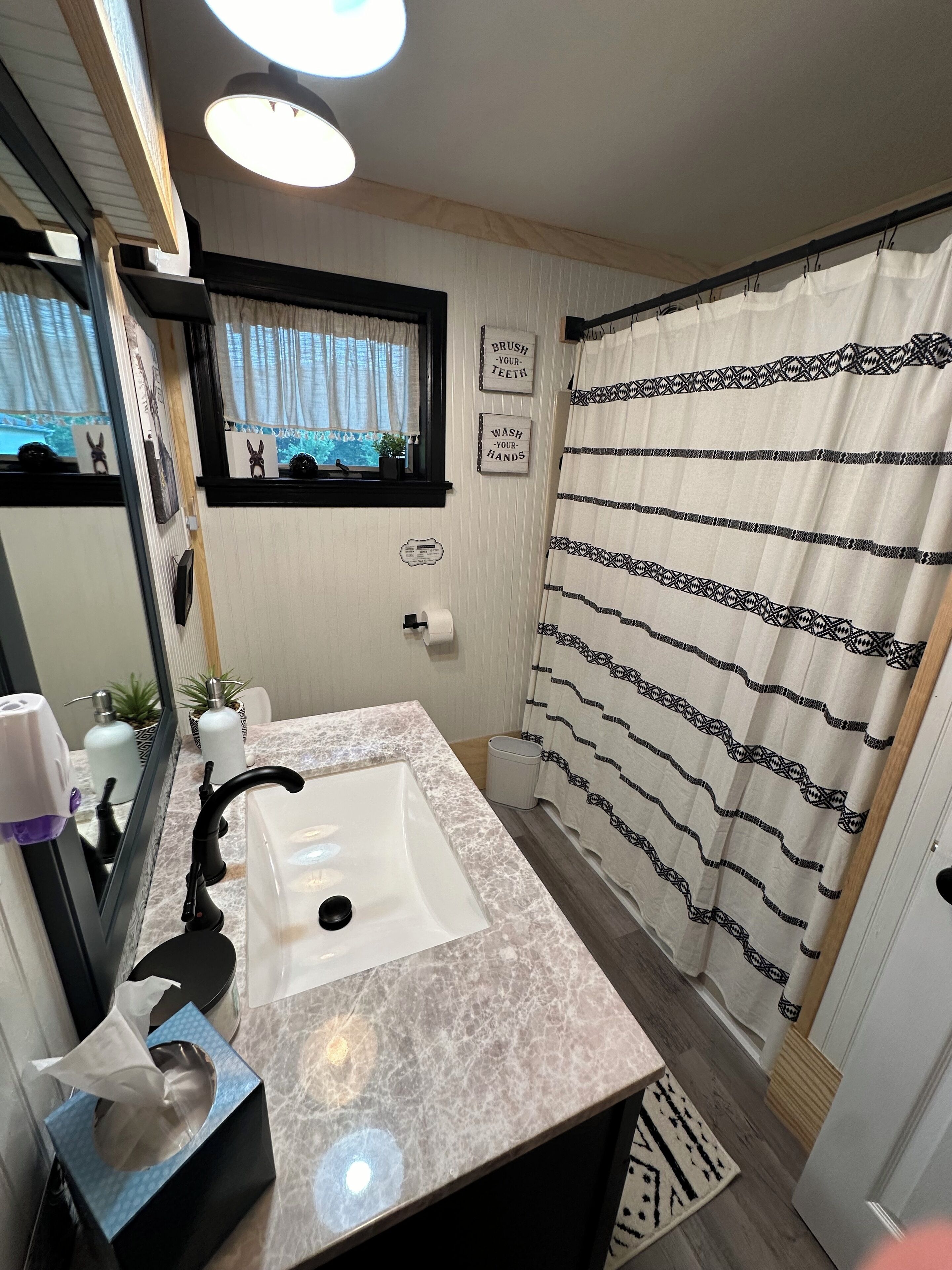 Sèche-cheveux, serviettes fournies, savon, shampoing