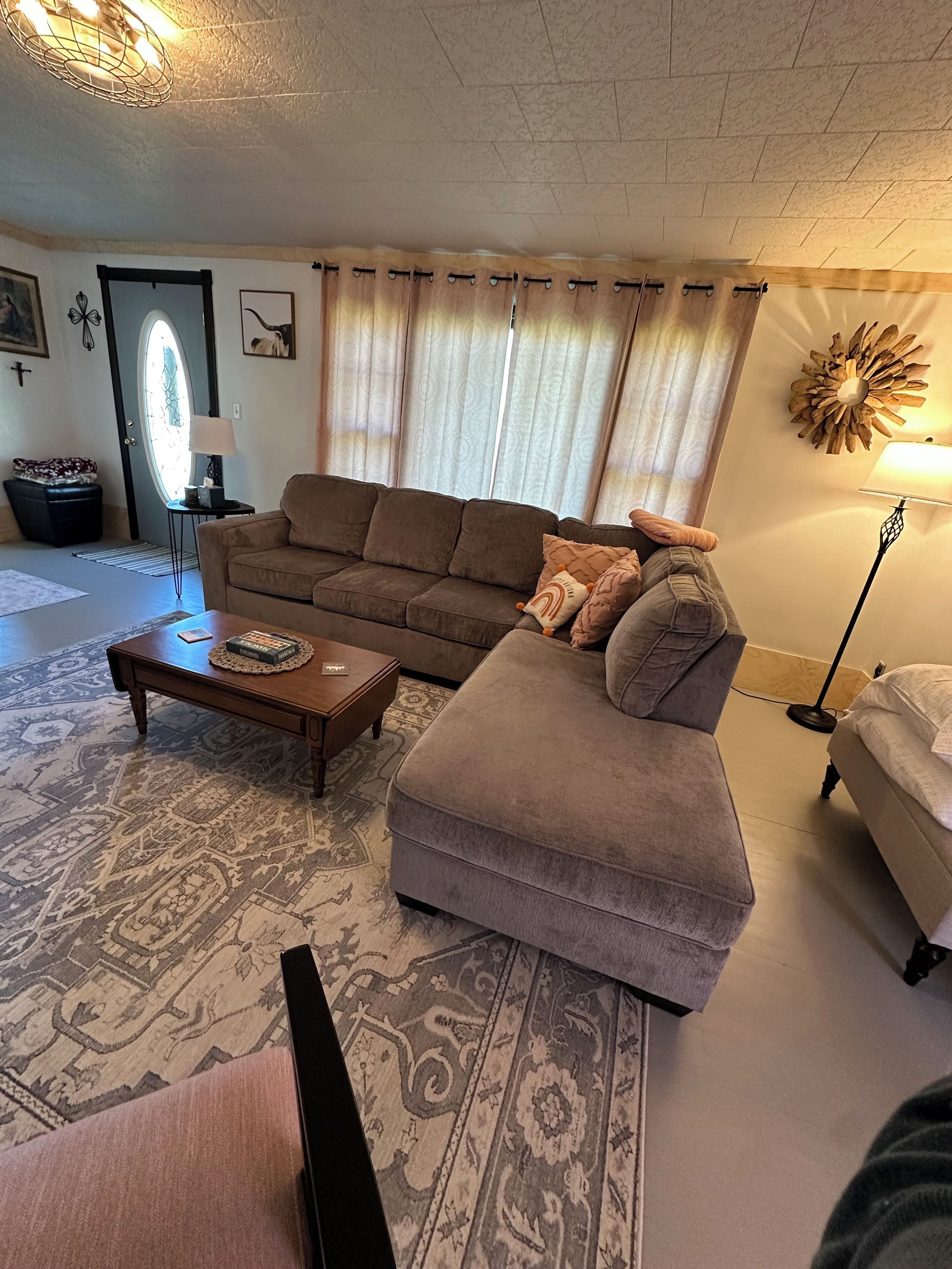 Smart-TV, Tischfußball, Tischtennisplatte, Bücher