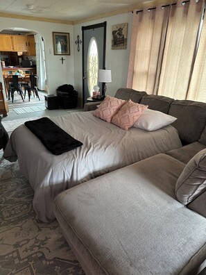 3 bedrooms, iron/ironing board, travel cot, free WiFi - Charming 3-bedroom house in small town of Everett PA  (Everett)