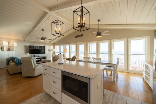 🌊 Luxe Oceanfront Escape 4BR + Private Pool & Stunning Views