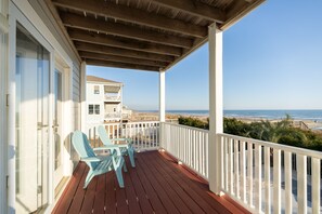 Property grounds - 🌊 Luxe Oceanfront Escape 4BR + Private Pool & Stunning Views (Holden Beach)