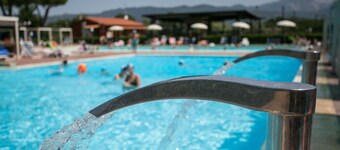 Bungalow 'Stefy- Ameglia' con piscina condivisa, giardino condiviso e aria condizionata