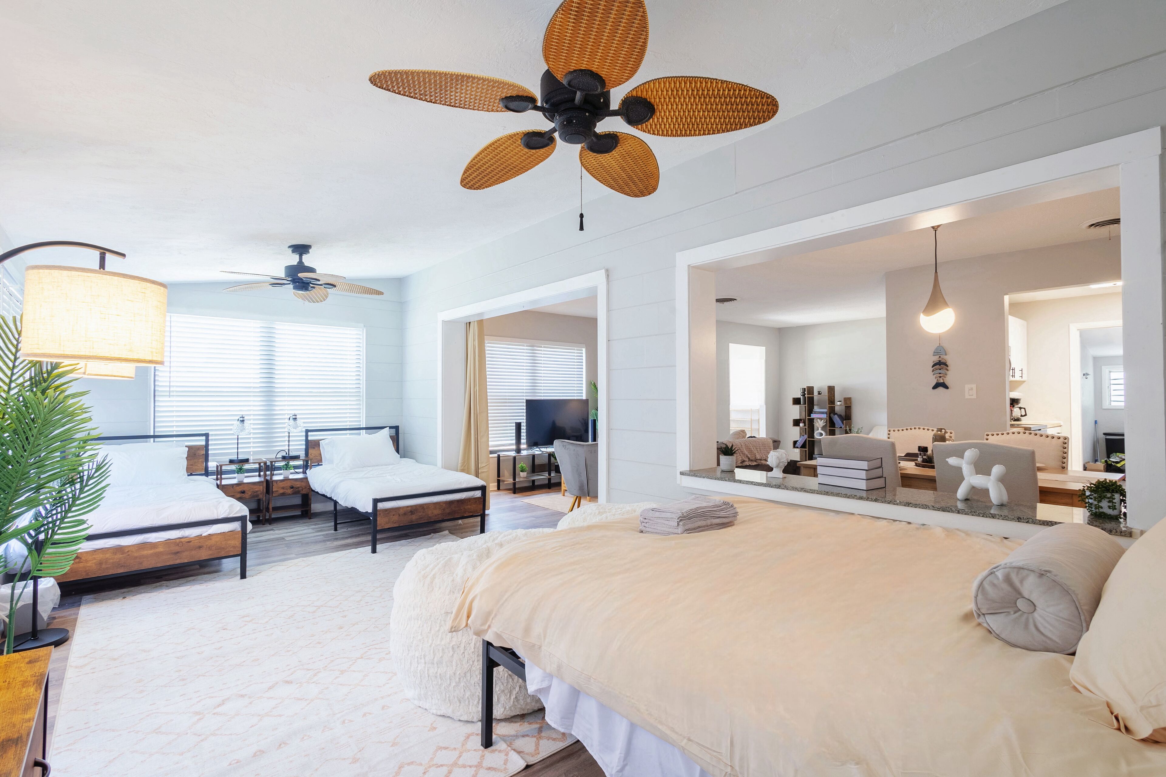 4 habitaciones, caja de seguridad en la habitación y escritorio 