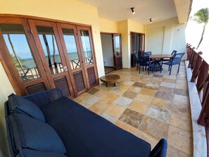 Outdoor dining - Cumbuco Penthouse Oceanview Beachfront 2-bedroom apartment with AC, WiFi (Praia de Cumbuco Caucaia)