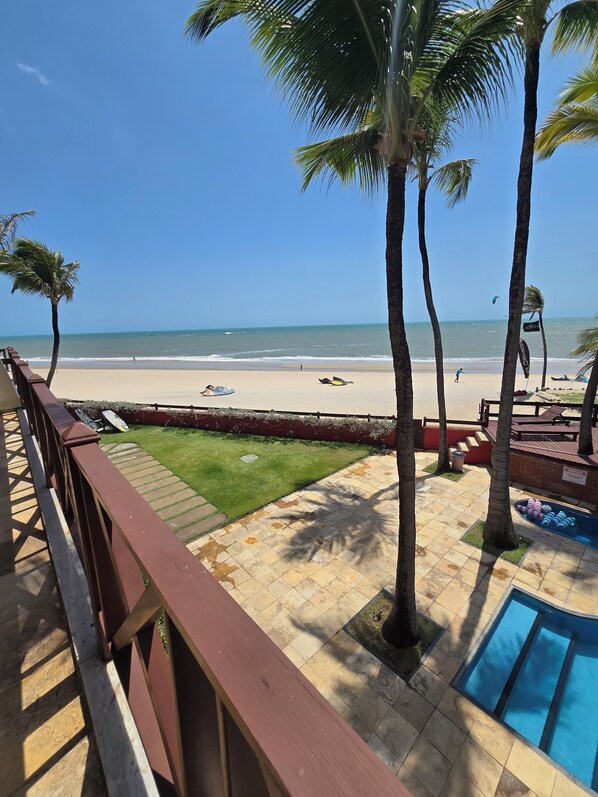Property grounds - Cumbuco Penthouse Oceanview Beachfront 2-bedroom apartment with AC, WiFi (Praia de Cumbuco Caucaia)