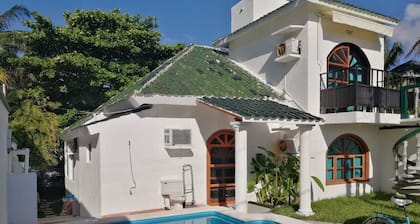 Californian Style 3-bedroom house in charming Puerto Morelos with WiFi, AC