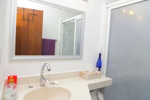 Dusche, Haartrockner, Handtücher, Seife