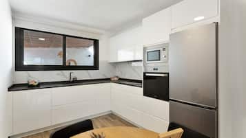 Frigorífico, microondas, horno y placa de cocina