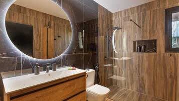 Douche, sèche-cheveux, serviettes fournies