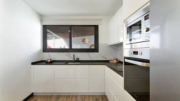 Fridge, microwave, oven, stovetop