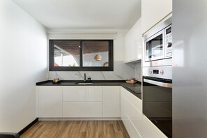 Frigorifero, microonde, forno, piano cottura