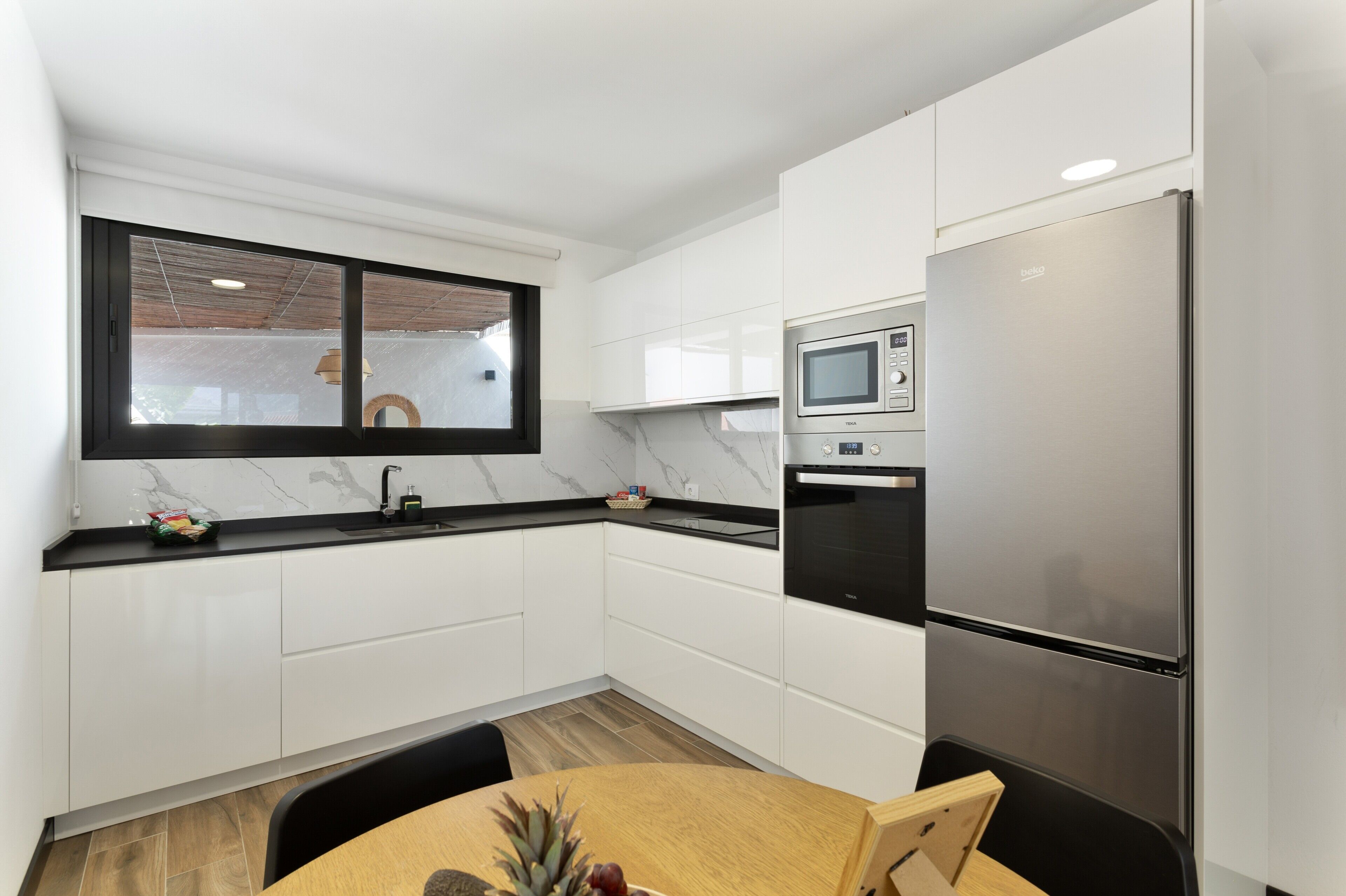 Geladeira, micro-ondas, fogão, cooktop