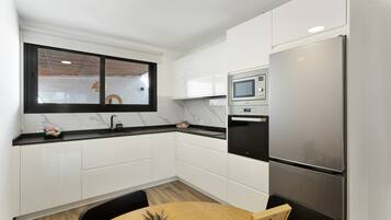 Geladeira, micro-ondas, fogão, cooktop