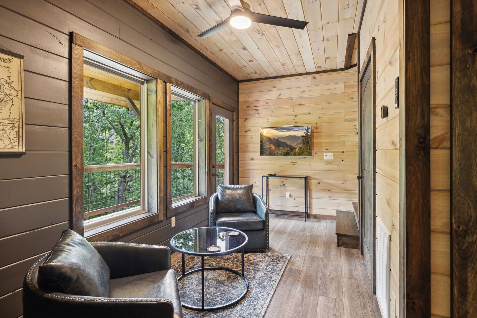 Smart-tv, eldstad, tv-spel och ett bordtennisbord