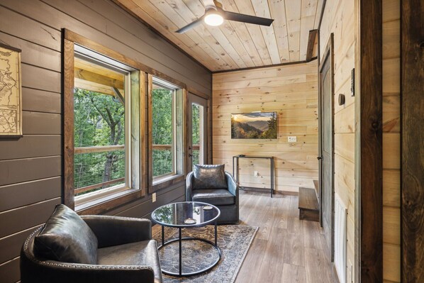 Smart TV, chimenea, videojuegos, mesa de ping pong