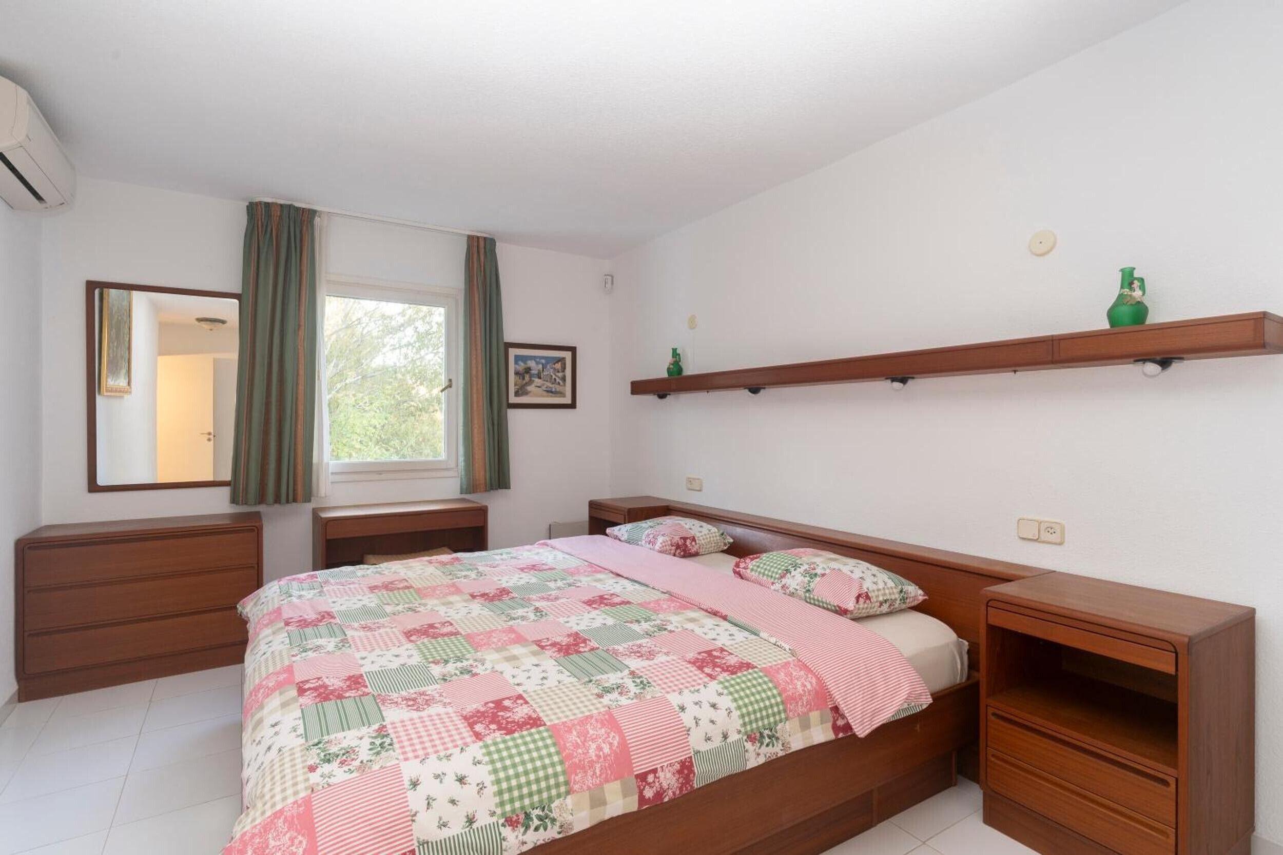 2 habitaciones, tabla de planchar con plancha y ropa de cama 