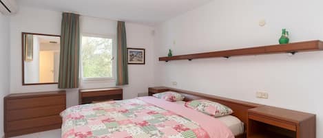 2 habitaciones, tabla de planchar con plancha y ropa de cama