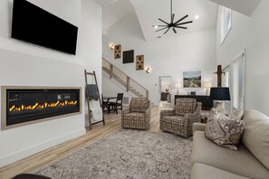 Een smart-tv, een open haard en videogames