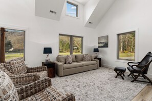 Een smart-tv, een open haard en videogames