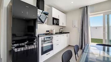 Frigorífico, microondas, horno y placa de cocina