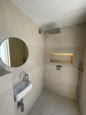Dusche, Haartrockner, Handtücher