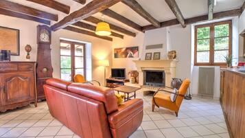 Fernseher, Kamin, DVD-Player