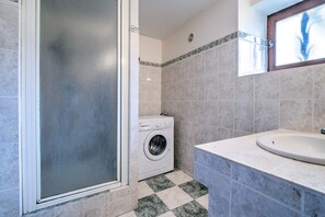 A bathroom with a shower, a washing machine, and a sink. - Charming House in Périgord with Large Private Pool (Tursac)