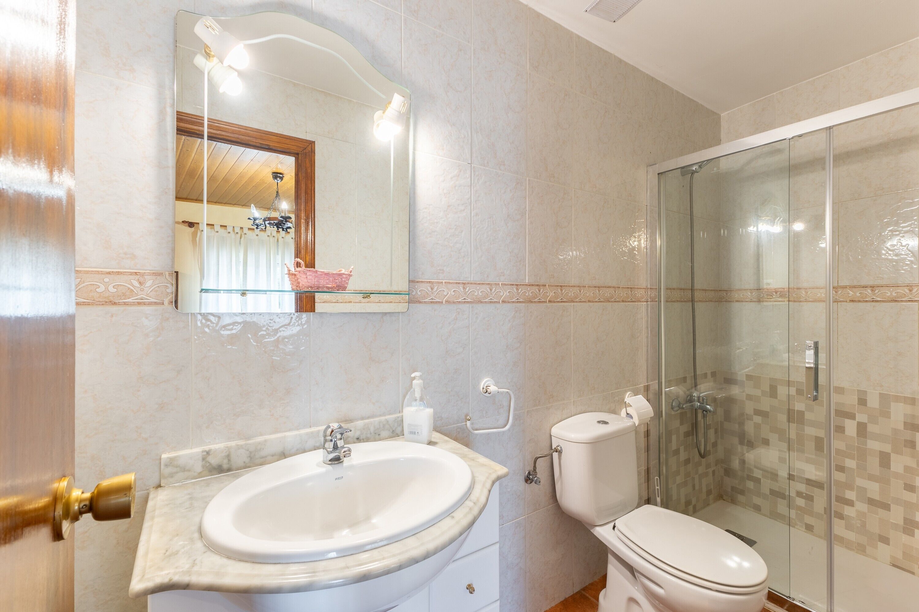 Een douche, een haardroger, handdoeken