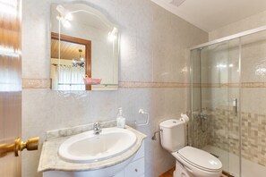 Ducha, secador de pelo, toallas