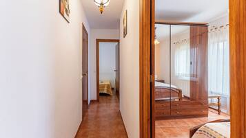 3 habitaciones, tabla de planchar con plancha y ropa de cama