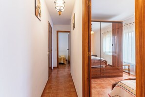 3 bedrooms, iron/ironing board, bed sheets