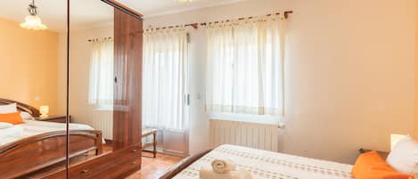 3 chambres, fer et planche Ă repasser, literie fournie