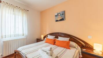 3 slaapkamers, een strijkplank/strijkijzer, beddengoed