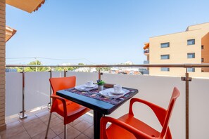 Outdoor dining - En Calma Miami Playa – 5 min to Coves. Renovated Apartment with Balcony & Pool (Mont-roig del Camp)