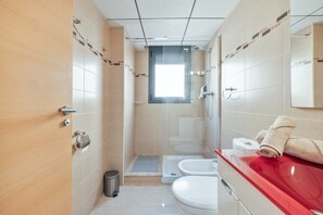 Douche, sĂšche-cheveux, serviettes fournies
