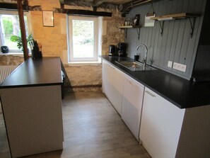 Fridge, microwave, oven, stovetop - Domaine les Moustans with Pool (Porte-du-Quercy)