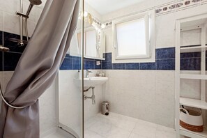 Shower, free toiletries, hair dryer, towels