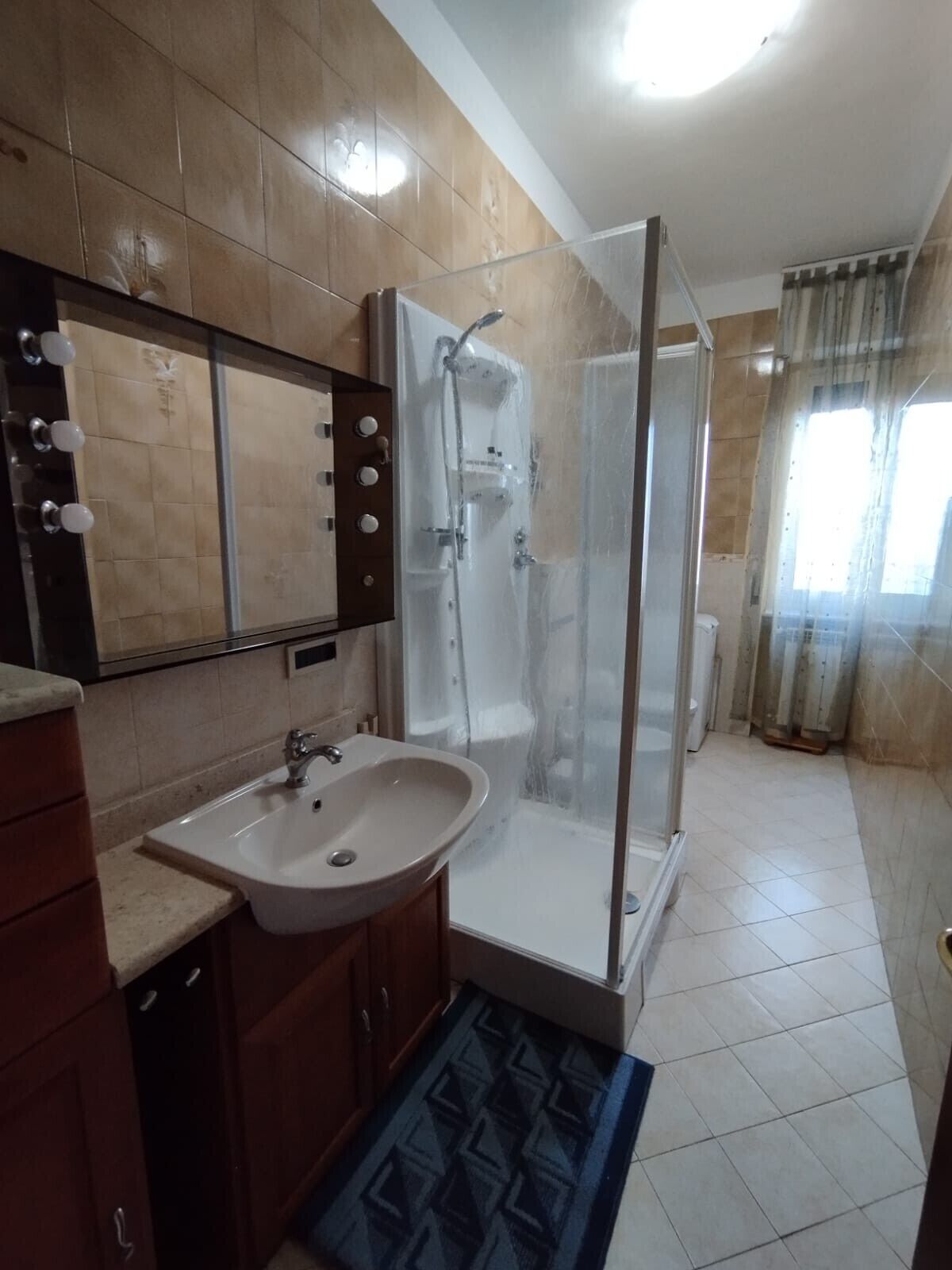 Een douche, een haardroger, handdoeken