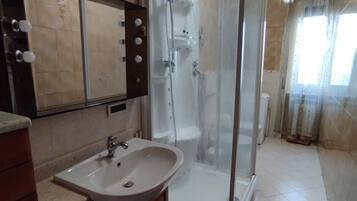 Een douche, een haardroger, handdoeken