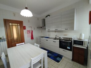 Fridge, microwave, oven, stovetop - Apartment 'Delle Gemme' with Private Terrace and Balcony (Valenza)